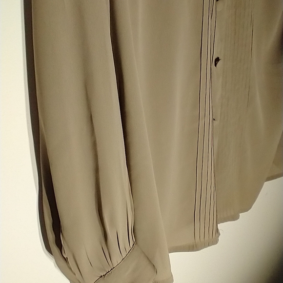 Jones New York Pleated Tan Blouse Size 8 Petite - Picture 5 of 6
